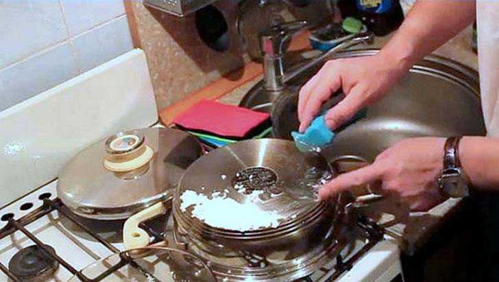 Очищение сковороды от нагара