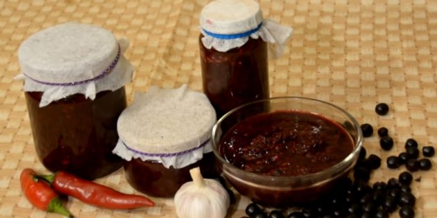 Рецепты: Аджика из черноплодной рябины
