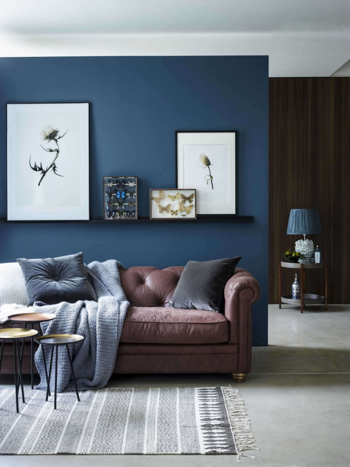 синяя стена за диваном