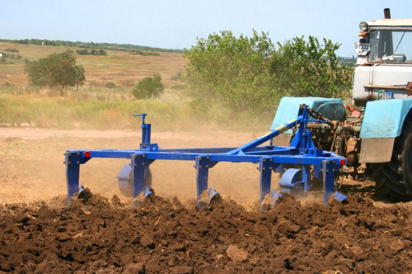 Зяблевая вспашка грунта Зяблевая вспашка грунта