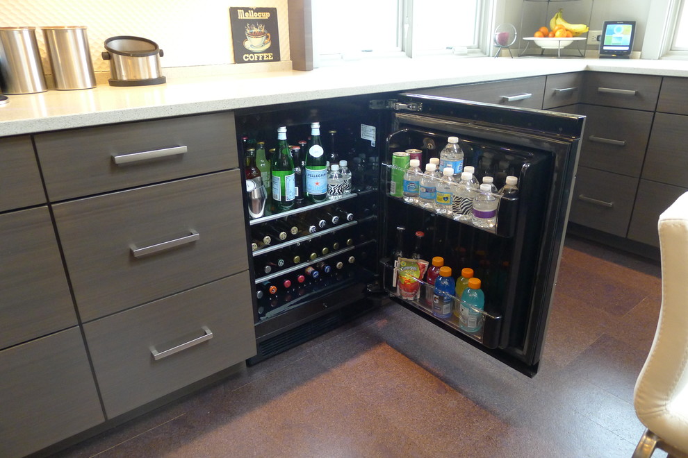 Маленький холодильник для охлаждения бытылок