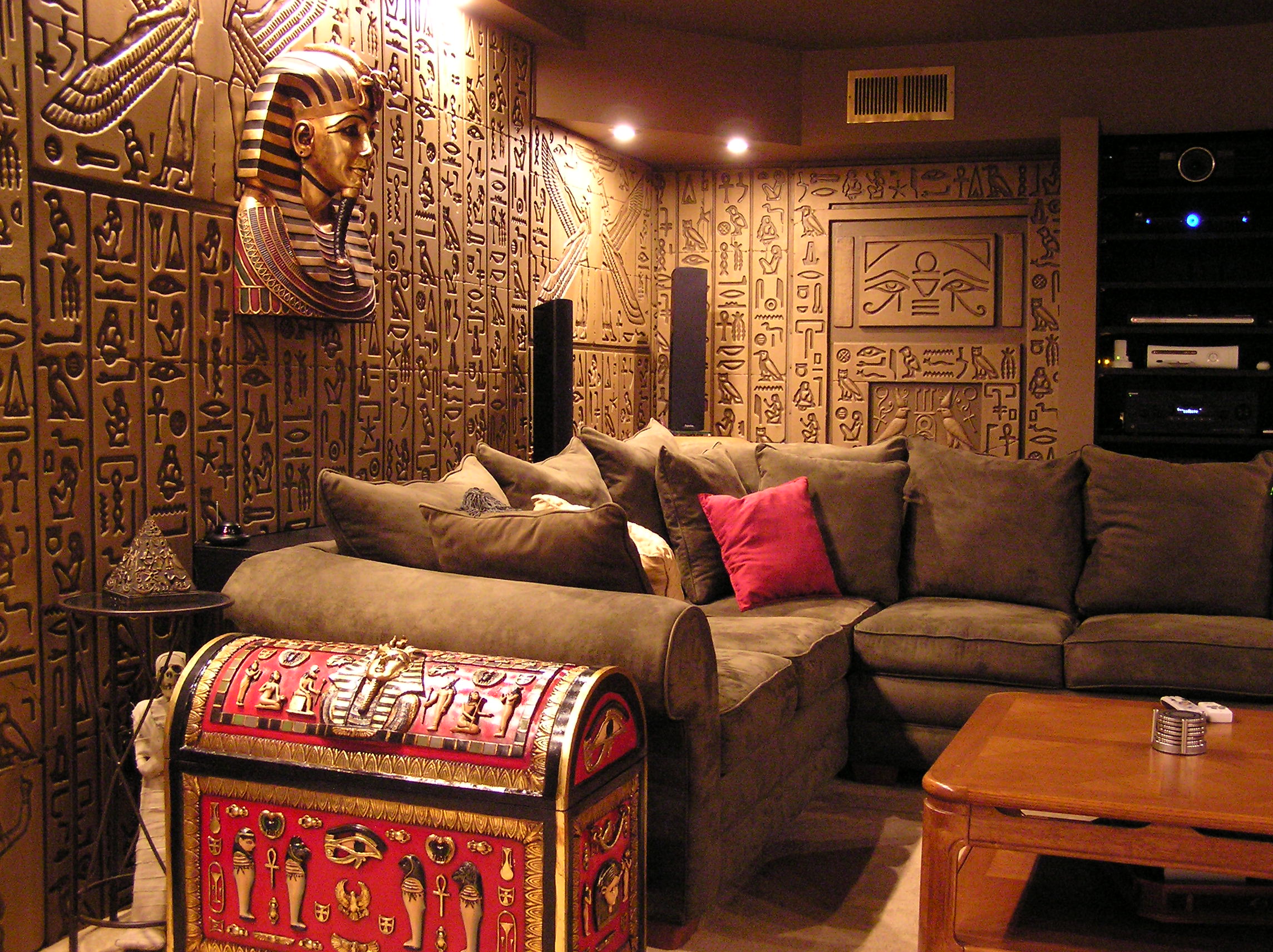 Гостиная в египетском стиле с росписью на стенах