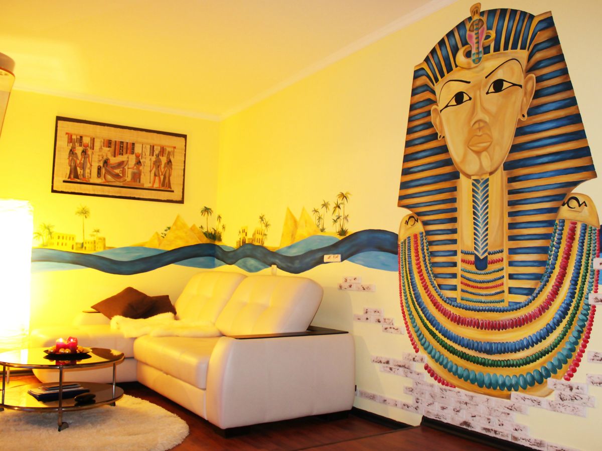 Гостиная с египетским рисунком