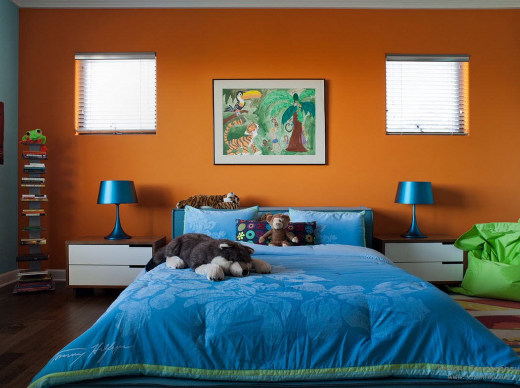 Сине-оранжевая спальня
