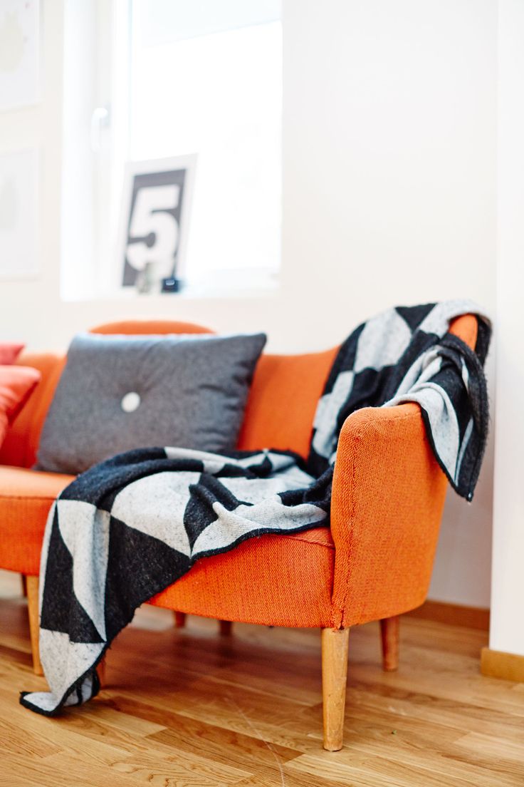 Оранжевый диван в стиле эко