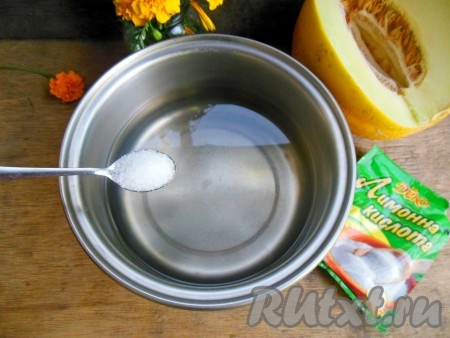 Для приготовления сиропа налейте в кастрюлю воду, добавьте сахар, перемешайте и поставьте на огонь. Как только вода закипит, добавьте лимонную кислоту и проварите пару минут (до растворения кристаллов). Снимите кастрюлю с сиропом с огня, дайте полностью остыть.
