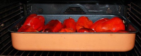 Противень с  перцами отправить в духовку при температуре 180 градусов на 30-40 минут.