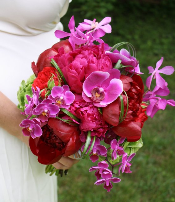 Свадебный букет из пионов и орхидей