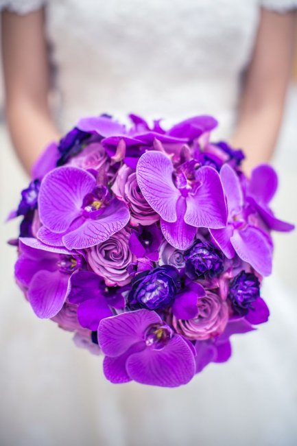 Яркий свадебный букет с орхидеями и розами