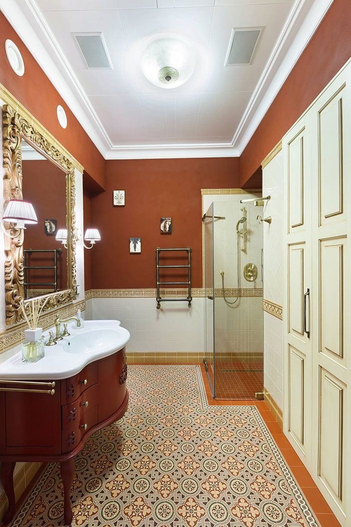 Ванная комната в классическом стиле с доминирующим терракотовым фоном