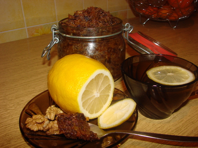 Фото к рецепту: Десерт кучермег (курага,чернослив,мед,грецкие орехи)