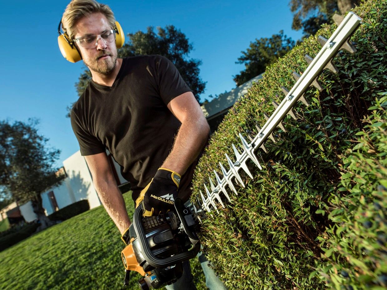McCulloch HT5622 Petrol Hedge Trimmer 22.7cc / 56cm from Mower Magic