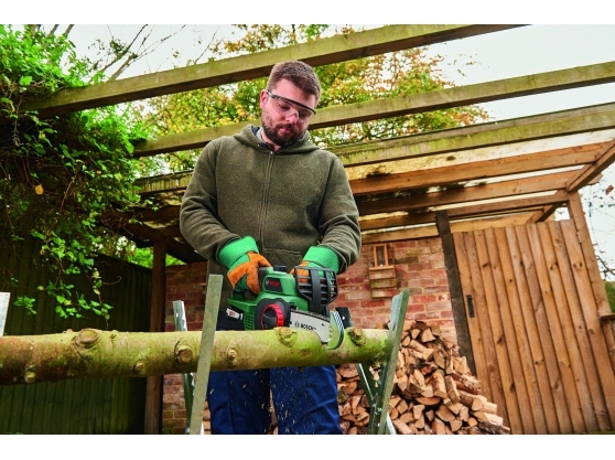 Bosch UniversalChain 18 Cordless Chainsaw 2Ah / 20cm Battery & Charger