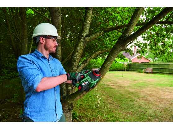 Bosch UniversalChain 18 Cordless Chainsaw 2Ah / 20cm Battery & Charger