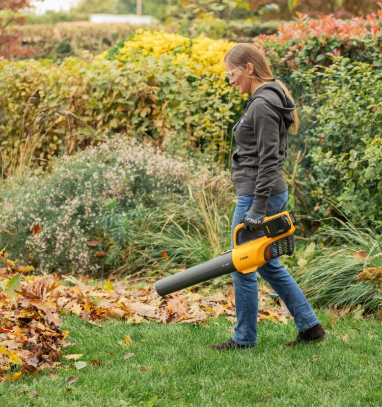 Stiga BL 300e Cordless Leaf Blower Kit 2x 20v and Charger