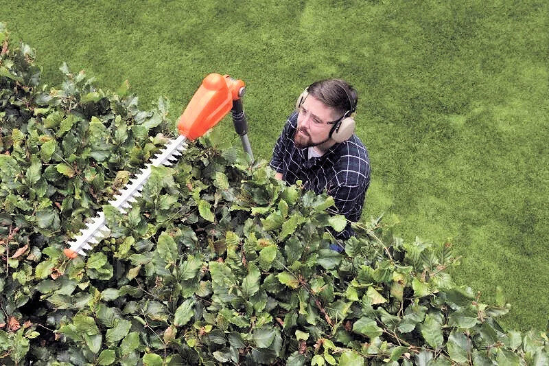 Flymo SabreCut XT Cordless Long Reach Hedge Trimmer KIT 20v / 42cm