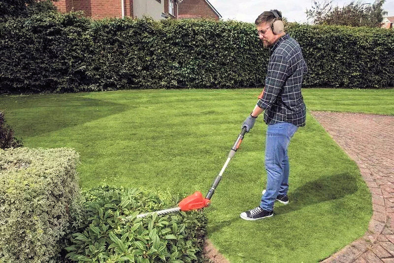 Flymo SabreCut XT Cordless Long Reach Hedge Trimmer KIT 20v / 42cm from Mower Magic