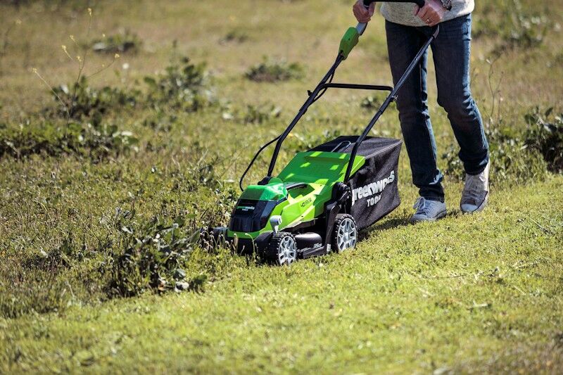Greenworks G40LM35K2 Cordless Lawnmower Kit 2Ah / 40v / 35cm inc Battery / Charger from Mower Magic
