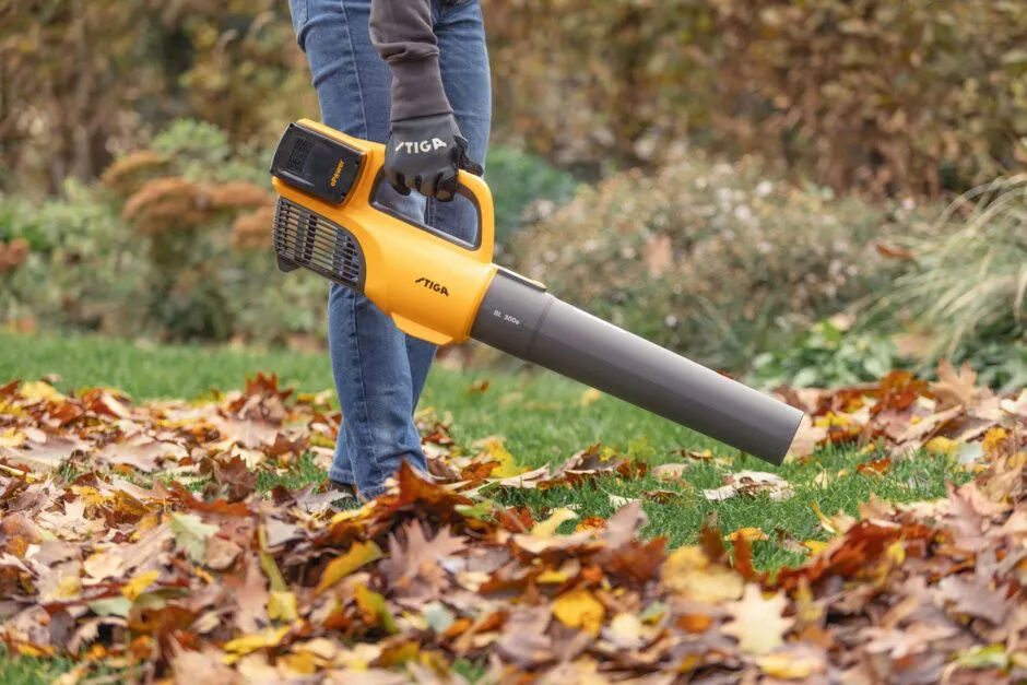 Stiga BL 300e Cordless Leaf Blower Kit 2x 20v and Charger from Mower Magic